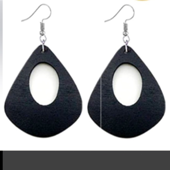 - ✨3 for$20✨ NWT Gorgeous African Wood Drop Earrings ✨ - Picture 1 of 4